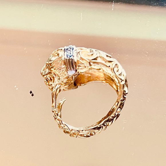 18K Gold & Diamond Lion Ring - Picture 8 of 9